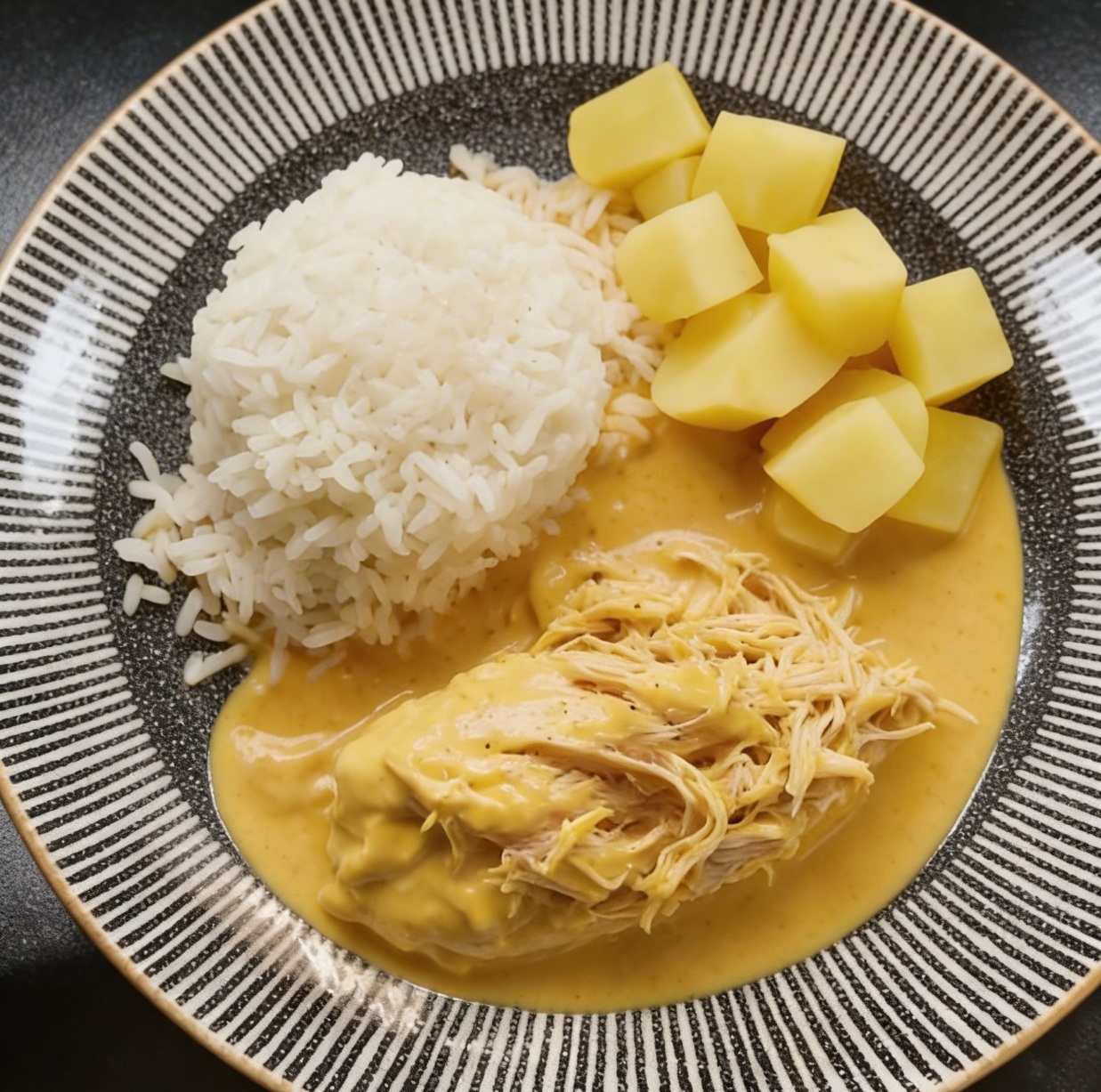 Aji de gallina con arroz y papas